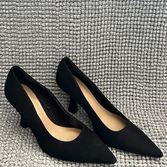 Like new H&M suede black kitten heel - Picture 1 of 4
